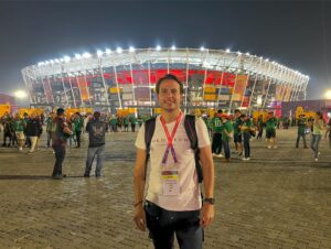 Juanfe Sanz Instagram - Hoy se cumple 1 año, un año de la FINAL de todos los tiempos. El 18 de diciembre de 2022, Argentina se proclamó campeón del Mundial más controvertido de la historia, el Mundial de Qatar. Jamás lo olvidaré. Poder contar que lo viví allí es inolvidable. 

Fue un sueño cumplido. Representar a @elchiringuitotv durante un mes en Qatar fue el mayor de los privilegios. 

Días intensos, muy intensos, con momentos duros de trabajo 24h pero con recompensas enormes. Estadios imponentes, una cultura distinta, la pasión del fútbol en el mundo… Da igual el tiempo empleado y los kilómetros recorridos si es para hacer lo que amas: Fútbol y periodismo. 

Con todos ustedes la mejor experiencia profesional de mi vida.

#qatar2022 #qatar #mundiadeqatar #mundialdeqatar2022 #argentina🇦🇷 #selecciónargentina #worldcup #worldcup2022 #world cupqatar #afa #messi #futbol #soccer #soccerlife #elchiringuitodemega
