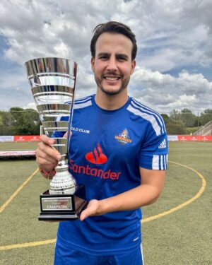 Juanfe Sanz Instagram - Campeones de Copa 🏆 ⚽️ 
Gran temporada con la familia @elchiringuitotv 
Orgulloso de todos y cada uno

#soccer #champions #campeones #winners #liga #ligademedios #win #fútbol #chiringuito #chiringuitotv #chiringuitodejugones #temporada