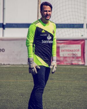 Juanfe Sanz Instagram - Recuperando sensaciones ⚽️ 🔥 
Y haciendo (malos) experimentos 🧤 👎🏻 

Siempre con mi equipo @elchiringuitotv 

📸: @jcgl_90 

#liga #futbol #futbol7 #ligapressbysantander #ligademedios #elchiringuito #elchiringuitodemega #adidas #adidascopamundial #copamundial #soccer #futbolemotion #poloclub