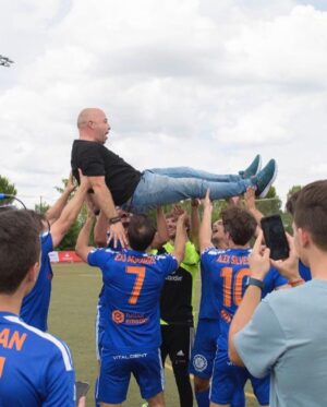 Juanfe Sanz Instagram - Campeones de Copa 🏆 ⚽️ 
Gran temporada con la familia @elchiringuitotv 
Orgulloso de todos y cada uno

#soccer #champions #campeones #winners #liga #ligademedios #win #fútbol #chiringuito #chiringuitotv #chiringuitodejugones #temporada