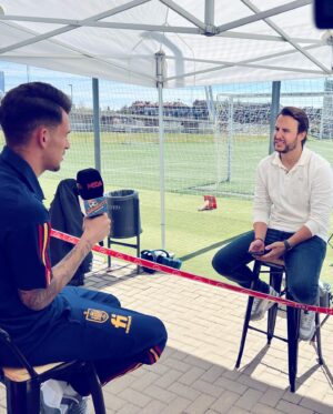 Juanfe Sanz Instagram - Un crack 💫 
Un tipo 10 👌🏻
Un futbolista 🔝

¿Cómo le definirías en una palabra?

Gracias @danifuli10 por este ratito en @elchiringuitotv 

#elchiringuitodemega #elchiringuitotv #sefutbol #selecciónespañola #realmadrid #madricf #daniceballos #ceballos #entrevista #work #futbol #chiringuito
