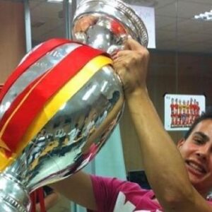 Juanfe Sanz Instagram - Todavía con resaca emocional de lo vivido. 🇪🇸 🏆 🎤 

Han pasado 12 años de la primera imagen a la segunda, ni en el mejor de los escenarios hubiera pensado en llegar hasta aquí. Un privilegio poder vivir esta experiencia haciendo lo que más me gusta.

Ha sido un mes intenso, de muchos kilómetros, de estrés y tensión, de situaciones difíciles y de echar mucho de menos a mi familia pero donde al final los buenos momentos hacen que la balanza se incline, y mucho, hacía lo positivo. ¡Y NOS HEMOS TRAIDO LA CUARTA!

Agradecido al equipazo de @elchiringuitotv sin ellos esto hubiera sido imposible y a @josep.pedrerol por dejarme vivir esta Eurocopa donde lo hemos dado TODO para contar de la mejor manera algo histórico. 

Un broche de oro a una nueva temporada inolvidable. 

#elchiringuitodemega #elchiringuito #euro2024 #eurocopalemania2024 #Alemania2024 #seleccionespañola #soccer #soccerlife #work #tvshow #germany2024 #tv
