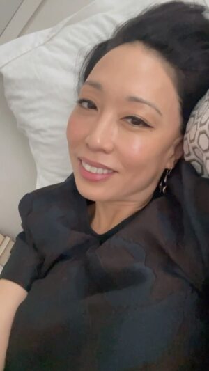Judy Joo Instagram - Thank you @jonesroadbeauty and @justbobbidotcom for my super easy and fast no-make-up makeup look!  I’m always running around so it’s great to just use mostly my fingers for quick application with a fabulous result. 
I love the dewy look too.  Very moisturizing!  It’s not “glass skin” which I find can look a bit too wet on me. 
.
#makeup #jonesroadbeauty #bobbibrown #judyjoo #womensupportingwomen