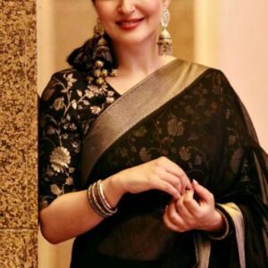Juhi Babbar Instagram - The post 100th Show Look 🖤
Felt quite ‘Tauba-ish’ In this beautiful Chanderi Saree gifted by my friend Kareena from the iconic 'Hastakala' Family of Pune. 
HASTAKALA is a destination for saree enthusiasts. A legacy that is showcasing sarees from every state of India 
Being in the business for over 3 generations, Hastakala continues to bring timeless elegance as a symbol of trust for generations to come. 
Thank you Kareena for adding this unique piece of craft to my collection of Sarees…A memorable gift on the 99th Show of ‘With Love, Aap Ki Saiyaara’, in Pune…and the perfect celebration attire post my 100th Show in Mumbai 🖤❤️
 A huge shoutout to my friend Tehzeeb Kohli @aisha_tehzeeb for turning it into a ready to wear Zip Up Saree. Never thought Saree wearing could be so cooool😉😘

Photo @shivkohli_
Hair & Assistance Priya Singh  @dreamstudio_bypriyasingh

( Hastakala | Pune | Saree | 100th Show | Juhi Babbar Soni | With Love Aap Ki Saiyaara)
#HastakalaPune #Saree #100thShowPostLook #Kareen #PuneSaree #ChanderiSareeLook #JuhiBabbarSoni #WithLoveAapKiSaiyaara #Ekjutetheatregroup