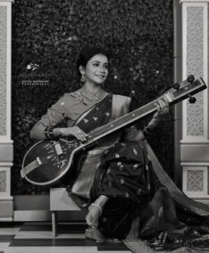Jui Gadkari Instagram - Draped royally in this hand painted custom Paithani by @sharvaneebysheetalsahane 

MUAH and loc- @asmita_makeup_hairartist 
Captured by- @aditya_waghmare_photography 

#juigadkari #blackandwhite #nauvari #maharashtrian #royal #paithani #retro #marathimulgi #actress #sayali #tharlatarmag #tanpura #veena #indian #traditional #culture