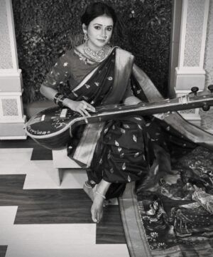 Jui Gadkari Instagram - Draped royally in this hand painted custom Paithani by @sharvaneebysheetalsahane 

MUAH and loc- @asmita_makeup_hairartist 
Captured by- @aditya_waghmare_photography 

#juigadkari #blackandwhite #nauvari #maharashtrian #royal #paithani #retro #marathimulgi #actress #sayali #tharlatarmag #tanpura #veena #indian #traditional #culture