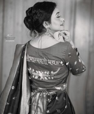 Jui Gadkari Instagram - Draped royally in this hand painted custom Paithani by @sharvaneebysheetalsahane 

MUAH and loc- @asmita_makeup_hairartist 
Captured by- @aditya_waghmare_photography 

#juigadkari #blackandwhite #nauvari #maharashtrian #royal #paithani #retro #marathimulgi #actress #sayali #tharlatarmag #tanpura #veena #indian #traditional #culture