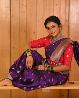 Jui Gadkari Instagram - Custom made hand painted saree and thread needle hand embroidery blouse by @sharvaneebysheetalsahane 

MUAH and Loc courtesy- @asmita_makeup_hairartist 
Clicked by- @aditya_waghmare_photography 

#nauvari #saree #handpainted #radha #krishna #juigadkari #marathimulgi #actor #sayali #ttm #tharlatarmag