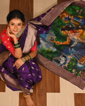 Jui Gadkari Instagram - Custom made hand painted saree and thread needle hand embroidery blouse by @sharvaneebysheetalsahane 

MUAH and Loc courtesy- @asmita_makeup_hairartist 
Clicked by- @aditya_waghmare_photography 

#nauvari #saree #handpainted #radha #krishna #juigadkari #marathimulgi #actor #sayali #ttm #tharlatarmag