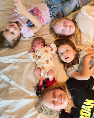 Jukka Hildén Instagram - My heart is as full as is our bed 🤣🤣🤣❤️🫶🔥🤟 5 kids and 3 dogs, LEEETTTSSS GOOOOO LIIFFFEEEEEE 🔥

THANK YOU FOR ALL THE CONGRATS AND WISHES. Team Hildén is full, right @chachigonzales ?😁