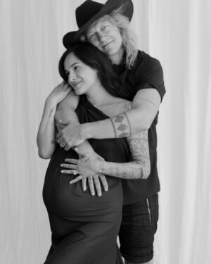 Jukka Hildén Instagram - Is it a girl or boy???? Family is about to grow any day now! I can't wait to meet the new baby! I swear @chachigonzales is a superhero the way she glows and carries the pregnancy. Im just in awe! Women rule❤️🔥

Brings me so much joy to look at the smiles and fun in these photos through the roll! 

Thanks for great photoshoot @roosakangasalustaphoto