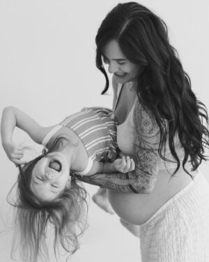 Jukka Hildén Instagram - Is it a girl or boy???? Family is about to grow any day now! I can't wait to meet the new baby! I swear @chachigonzales is a superhero the way she glows and carries the pregnancy. Im just in awe! Women rule❤️🔥

Brings me so much joy to look at the smiles and fun in these photos through the roll! 

Thanks for great photoshoot @roosakangasalustaphoto