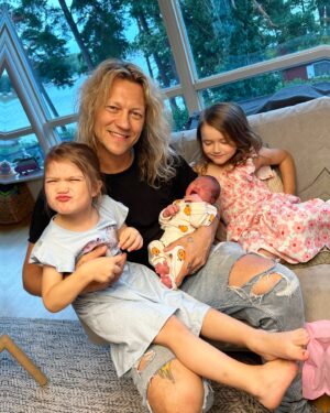 Jukka Hildén Instagram - My heart is as full as is our bed 🤣🤣🤣❤️🫶🔥🤟 5 kids and 3 dogs, LEEETTTSSS GOOOOO LIIFFFEEEEEE 🔥

THANK YOU FOR ALL THE CONGRATS AND WISHES. Team Hildén is full, right @chachigonzales ?😁