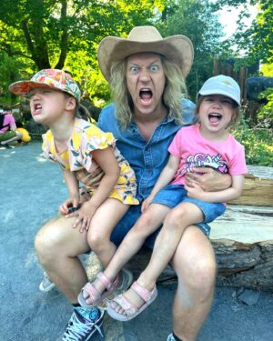 Jukka Hildén Instagram - HAPPY 3 YEAR BIRTHDAY AMIAMIAMI AMPPU GIRL! I love you so so much and you are such a spark of joy, love and a great amount of Latino spice! Crazy how big you already are and can do so many things and stuff 😍🫶🤟 We are lucky to have you ❤️

@chachigonzales