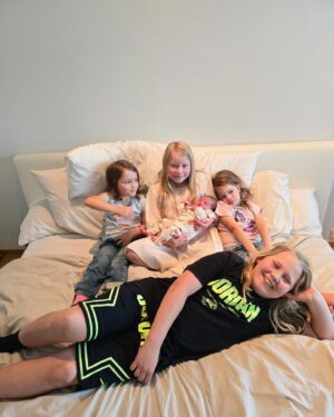 Jukka Hildén Instagram - My heart is as full as is our bed 🤣🤣🤣❤️🫶🔥🤟 5 kids and 3 dogs, LEEETTTSSS GOOOOO LIIFFFEEEEEE 🔥

THANK YOU FOR ALL THE CONGRATS AND WISHES. Team Hildén is full, right @chachigonzales ?😁