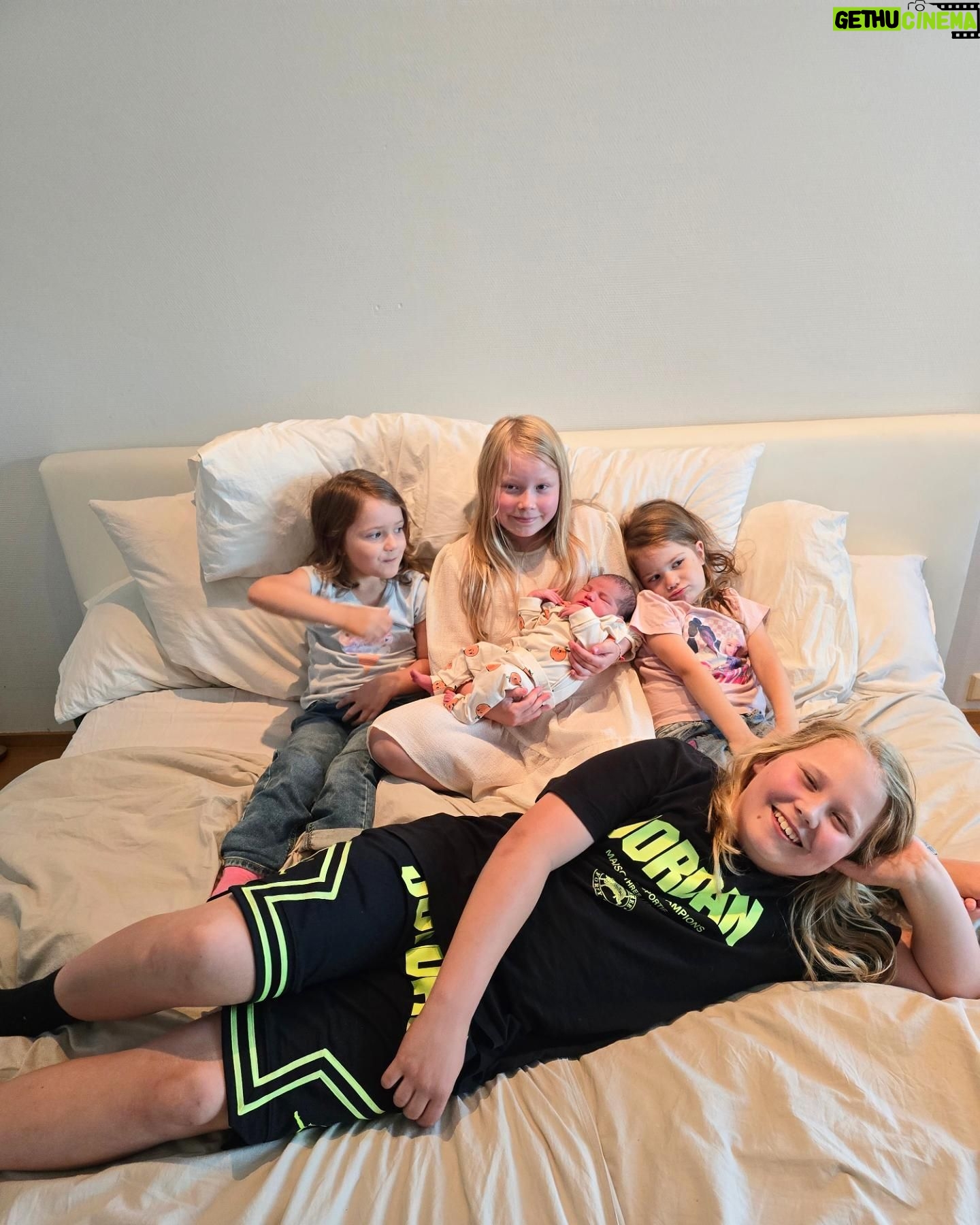 Jukka Hildén - 12.7K Likes - My heart is as full as is our bed 🤣🤣🤣❤️🫶🔥🤟 5 kids and 3 dogs, LEEETTTSSS GOOOOO LIIFFFEEEEEE 🔥
THANK YOU FOR ALL THE CONGRATS AND WISHES. Team Hildén is full, right @chachigonzales ?😁