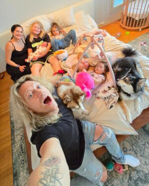Jukka Hildén Instagram - My heart is as full as is our bed 🤣🤣🤣❤️🫶🔥🤟 5 kids and 3 dogs, LEEETTTSSS GOOOOO LIIFFFEEEEEE 🔥

THANK YOU FOR ALL THE CONGRATS AND WISHES. Team Hildén is full, right @chachigonzales ?😁