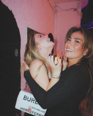 Julia Beautx Instagram - Belated thanks for the best birthday of my life 🥹 
Ich bin so unglaublich gesegnet, die besten Freunde und die tollste Familie dieser Erde um mich zu haben. Manchmal versteh ich gar nicht, womit ich das alles verdient hab und könnte mich kaputt kneifen, weil ich’s nicht verstehe 🥹 Ich lieb euch alle ganz doll, danke an alle die an mich gedacht haben und diesen Geburtstag so perfekt gemacht haben ♥️ you the best 

📸 @jenloon ♥️