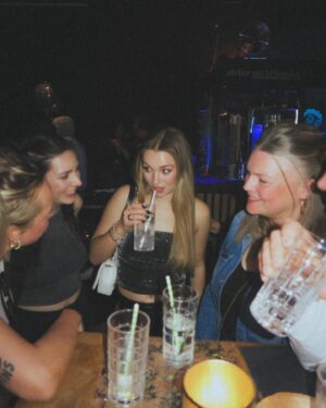 Julia Beautx Instagram - Belated thanks for the best birthday of my life 🥹 
Ich bin so unglaublich gesegnet, die besten Freunde und die tollste Familie dieser Erde um mich zu haben. Manchmal versteh ich gar nicht, womit ich das alles verdient hab und könnte mich kaputt kneifen, weil ich’s nicht verstehe 🥹 Ich lieb euch alle ganz doll, danke an alle die an mich gedacht haben und diesen Geburtstag so perfekt gemacht haben ♥️ you the best 

📸 @jenloon ♥️