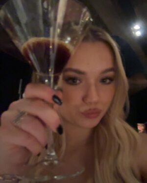 Julia Beautx Instagram - Happy (belated) 2024 🎆 und hier ist ein kleiner dumpi 

1. der Schnee ist Fake aber es hat echt geschneit 
2. mein stalker fan ist mir nach ischgl gefolgt (bitte Hilfe) 
3. käsespätzle schmecken mir gut 
4. wurde zu Analyse Zwecken geschossen, Fazit meine Augen sind gesund 
5. hier bin ich der Stalker Fan, ich bekenne mich
6. Schnee Spaziergang ✨💫
7. Schnee Spaziergang Ausblick 💫✨
8. OOTN 🤭🤪
9. Prost am Abend 
10. Prost am nächsten Morgen 

Danke für eure Aufmerksamkeit & auf ein gesundes, schönes 2024 mit ganz vielen tollen neuen Erfahrungen und Erlebnissen ❤️ hab euch lieb