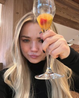Julia Beautx Instagram - Happy (belated) 2024 🎆 und hier ist ein kleiner dumpi 

1. der Schnee ist Fake aber es hat echt geschneit 
2. mein stalker fan ist mir nach ischgl gefolgt (bitte Hilfe) 
3. käsespätzle schmecken mir gut 
4. wurde zu Analyse Zwecken geschossen, Fazit meine Augen sind gesund 
5. hier bin ich der Stalker Fan, ich bekenne mich
6. Schnee Spaziergang ✨💫
7. Schnee Spaziergang Ausblick 💫✨
8. OOTN 🤭🤪
9. Prost am Abend 
10. Prost am nächsten Morgen 

Danke für eure Aufmerksamkeit & auf ein gesundes, schönes 2024 mit ganz vielen tollen neuen Erfahrungen und Erlebnissen ❤️ hab euch lieb