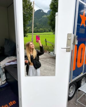 Julia Beautx Instagram - Letztes Jahr hat @zsolt_cseke mich in seine Tanzwelt gebracht, jetzt zeig ich ihm meine 🥹🎥 
Er ist einfach bei der neuen Folge Frühling dabei, die JETZT im ZDF läuft!! Schaut unbedingt rein, die Geschichte ist der Hit und er hat das soooo gut gemacht🤭 
Falls ihr es verpasst, könnt ihr immer in der @zdfmediathek alle Folgen schon schauen 😍 ansonsten jeden Sonntag um 20:15 Uhr!  schaut rein, es lohnt sich ganz dolli ich schwöre