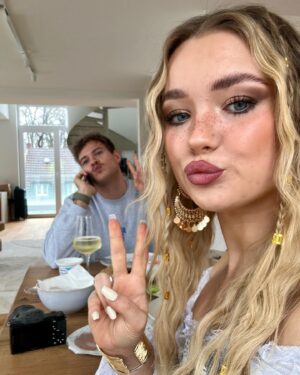 Julia Beautx Instagram - Erstes Kölner Karneval überlebt und für gut befunden 🧚‍♀️ würde wieder LG