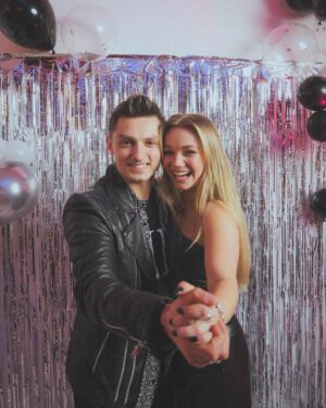 Julia Beautx Instagram - Belated thanks for the best birthday of my life 🥹 
Ich bin so unglaublich gesegnet, die besten Freunde und die tollste Familie dieser Erde um mich zu haben. Manchmal versteh ich gar nicht, womit ich das alles verdient hab und könnte mich kaputt kneifen, weil ich’s nicht verstehe 🥹 Ich lieb euch alle ganz doll, danke an alle die an mich gedacht haben und diesen Geburtstag so perfekt gemacht haben ♥️ you the best 

📸 @jenloon ♥️