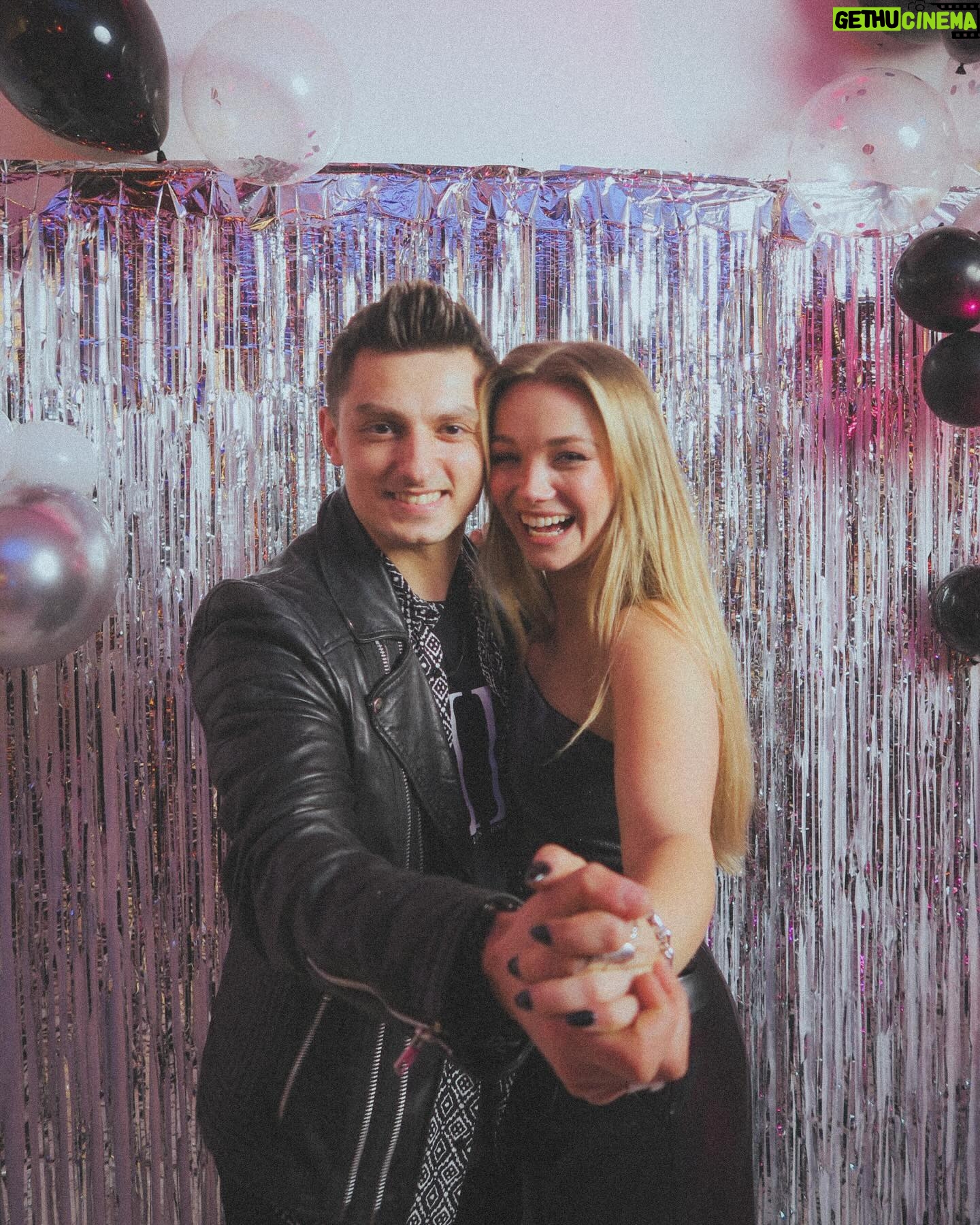Julia Beautx - 254.8K Likes - Belated thanks for the best birthday of my life 🥹
Ich bin so unglaublich gesegnet, die besten Freunde und die tollste Familie dieser Erde um mich zu haben. Manchmal versteh ich gar nicht, womit ich das alles verdient hab und könnte mich kaputt kneifen, weil ich’s nicht verstehe 🥹 Ich lieb euch alle ganz doll, danke an alle die an mich gedacht haben und diesen Geburtstag so perfekt gemacht haben ♥️ you the best
📸 @jenloon ♥️