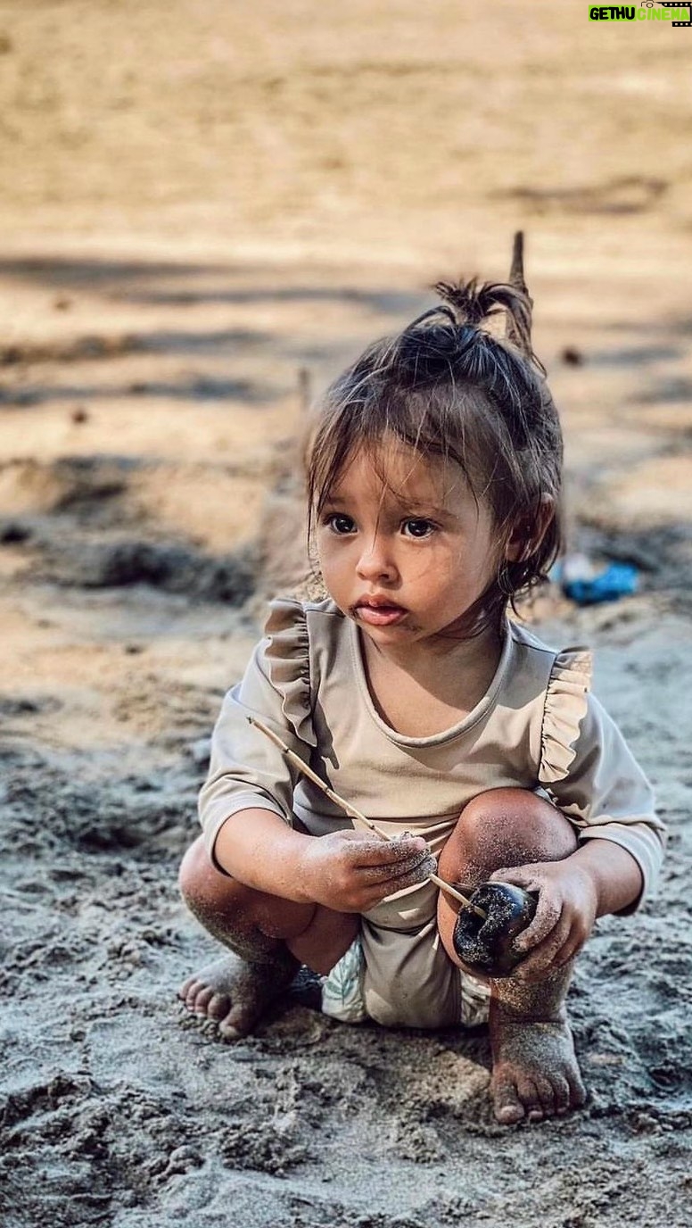 Julia Flabat - 40.7K Likes - 🎂Ella depuis sa naissance à aujourd’hui 🥹📽️
-
4 ans ! Que le temps passe vite..
Je te souhaite un joyeux anniversaire ma p’tite princesse, tu resteras toujours mon petit bébé ❤️
-