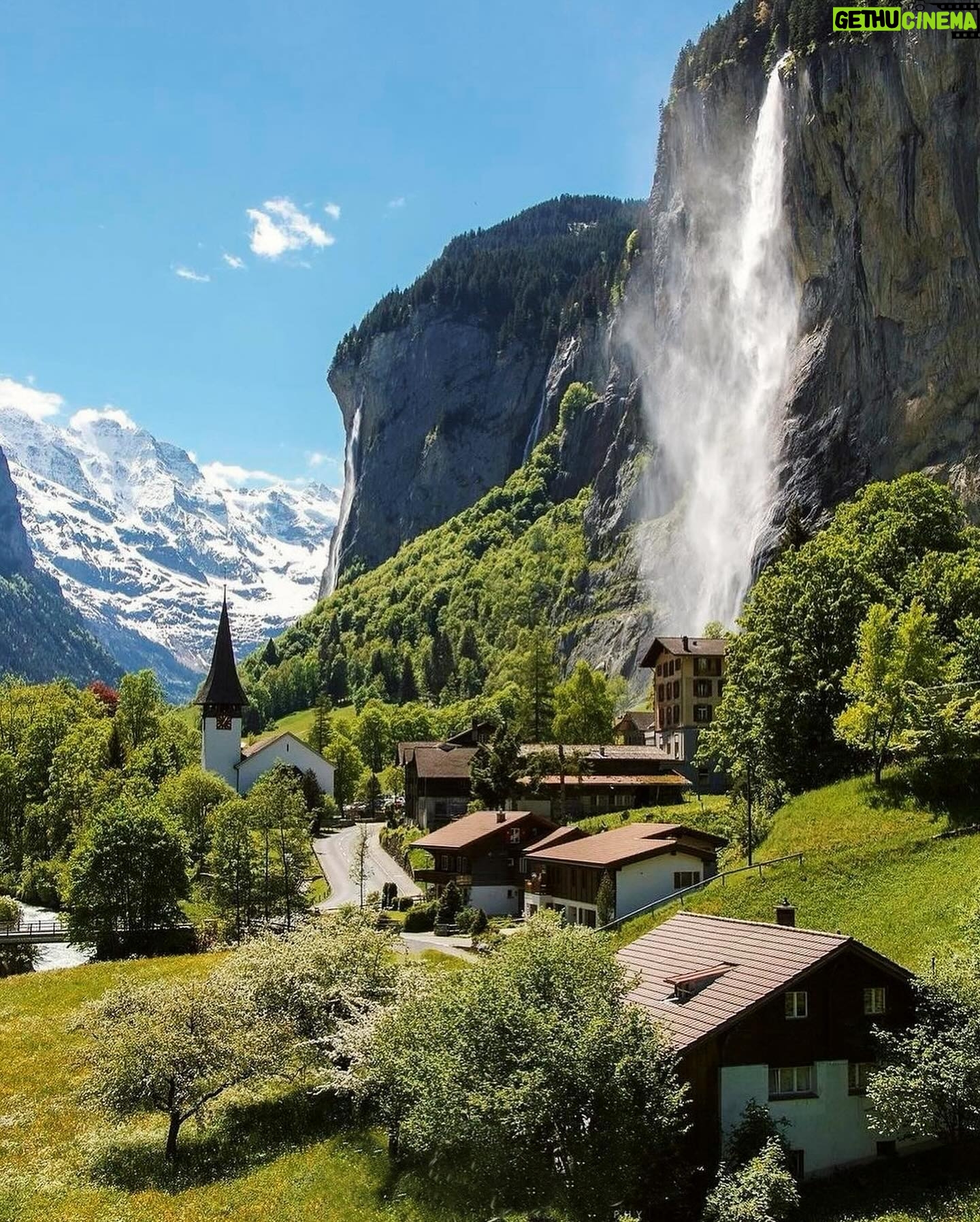 Julia Flabat - 48.7K Likes - Dans le plus beau village de Suisse : Lauterbrunnen🇨🇭😍
Étape 6
-
Info :
Pas facile de se garer 😅
Essayez de venir tôt. Il y a un parking après la cascade, à côté du camping.
-
Qui est déjà venu ici ?