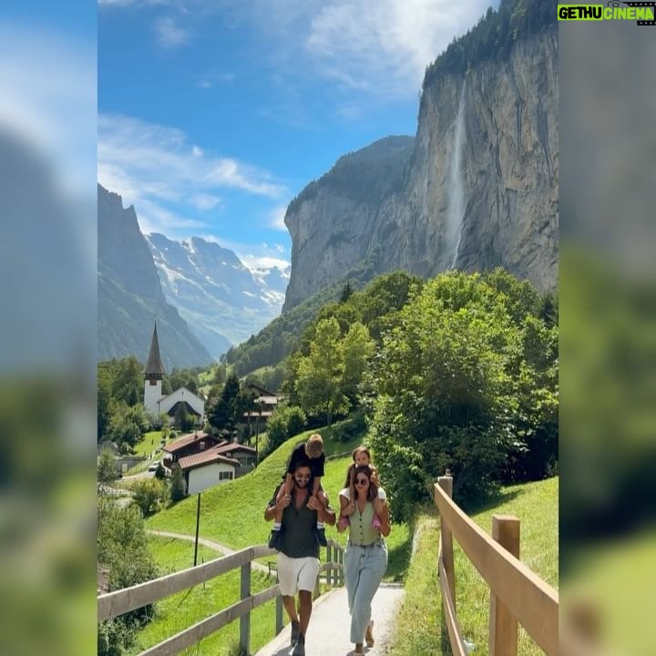 Julia Flabat - 48.7K Likes - Dans le plus beau village de Suisse : Lauterbrunnen🇨🇭😍
Étape 6
-
Info :
Pas facile de se garer 😅
Essayez de venir tôt. Il y a un parking après la cascade, à côté du camping.
-
Qui est déjà venu ici ?