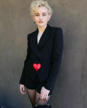 Julia Garner Instagram - ❤️💋🍒🌹👠❣️

Thank you ❤️‍🔥
@elizabethsaltzman 
@bobbyeliot
 @emilychengmakeup 
@moschino
