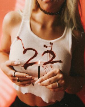 Julia Hart Instagram - Happy death day🎂 #scropiobaby #22 

Thank you @theeditorialstyle for an amazing birthday shoot! Love ya❤️