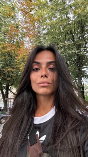 Julia Morgante Instagram - j’ai eu l’énorme chance de retourner à Paris en l’occasion des JO 2024 pour vivre à la fois une expérience futuriste a la Wonder Avenue, mais aussi et surtout pour assister à une épreuve olympique ! (suspens en fin de vidéo 😏) et au passage, j’ai même fait un selfie avec mon Avatar IA ! 

c’est gratuit et ouvert au public jusqu’au 11 août !

#LesChamps88 #WonderAvenue #AlibabaGroup #AI #Paris2024 #parallelworldfashion
