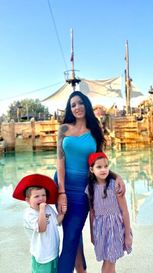 Julia Paredes Instagram - Des vacances parfaites ! Merci encore @hotel_cappirate @hotel_pirates_world tout est parfait! Nous avons des souvenirs plein la tête grâce à vous 🥰 
Cet hôtel se situe au cap d’agde et reproduit l’univers des 🏴‍☠️ 
Petits et grand seront émerveillés, je vous le conseille à 100%! 
Je vous laisse -20% sur votre séjour avec le code JULIA20 , à réserver sur www.piratesworld.fr 
@hotel_cappirate 
 @hotel_pirates_world 
#collaboration#summer#france#pirate#family#magic