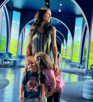 Julia Paredes Instagram - De passage en France et pas loins de Paris, j’ai voulu amener les enfants à Disney. J’ai voulu comme d’habitude leur en mettre plein les yeux alors j’ai choisi l’hôtel @le_grand_magic_hotel qui n’est pas loin du parc et qui est comme son nom l’indique tout simplement magique ! 
Et vous quel est votre programme cet été ? 
#disney#family#kids#mum#mumlife