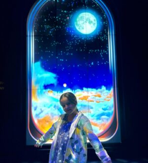 Julia Paredes Instagram - De passage en France et pas loins de Paris, j’ai voulu amener les enfants à Disney. J’ai voulu comme d’habitude leur en mettre plein les yeux alors j’ai choisi l’hôtel @le_grand_magic_hotel qui n’est pas loin du parc et qui est comme son nom l’indique tout simplement magique ! 
Et vous quel est votre programme cet été ? 
#disney#family#kids#mum#mumlife