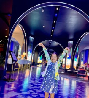 Julia Paredes Instagram - De passage en France et pas loins de Paris, j’ai voulu amener les enfants à Disney. J’ai voulu comme d’habitude leur en mettre plein les yeux alors j’ai choisi l’hôtel @le_grand_magic_hotel qui n’est pas loin du parc et qui est comme son nom l’indique tout simplement magique ! 
Et vous quel est votre programme cet été ? 
#disney#family#kids#mum#mumlife
