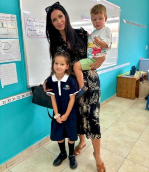 Julia Paredes Instagram - Bonne rentrée en CE1 ma grande fille! 
Tout s’est bien passé pour vos enfants? 
#school#rentree#dubai#france