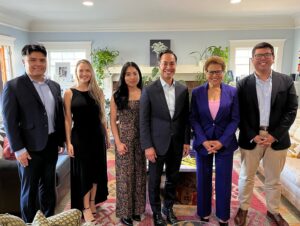 Julián Castro Instagram - Our Los Angeles Latino Giving Circle and @Latinocommfdn staff met with @mayorofla yesterday to discuss Los Angeles’ high-priority issues and explore various ways we can give back to LA. Over the years, our Los Angeles Latino Giving Circle has found ways to give beyond the dollar by advocating for policies that foster a stronger community. Our meeting was the perfect opportunity to dive deeper into the needs of our communities. 🏡
 
Mayor Karen Bass, thank you for taking the time to meet with us as we prepare for our Latino Giving Circle Network Grant Nights. Your insights will help us continue to use our collective power to create meaningful change!
 
Since the inception of our Los Angeles Latino Giving Circle, our members have invested over $400,000 to Latino-led nonprofit organizations across Los Angeles! We look forward to continuing to support organizations at the forefront of community-driven solutions.
 
Interested in joining a group of civically engaged philanthropists? Visit the link in our bio to learn about our Latino Giving Circle Network and find out how you can join the largest group of Latino philanthropists in the nation!✊🏽