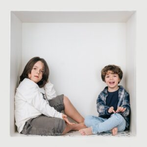 Julián Zucchi Instagram - 🌟 Capturando momentos, conectando generaciones 🌟 
Este año nos regaló momentos inolvidables y de enseñanza. Quisimos plasmar en una sesión de fotos la unión de nuestra familia. Gracias a @vanessapodestaphoto por capturar nuestra esencia de una manera tan profesional y cálida.

Estas fotos reúnen a tres generaciones: mis hijos Tomás y Maro, yo, y mi mamá @mlaurazucchi , aprovechando uno de sus viajes para estar juntos. No somos de sacarnos muchas fotos, pero el talento de Vanessa nos convenció.

Vivir lejos es un desafío, y cada reunión es valiosa. Estoy profundamente agradecido por la posibilidad de viajar y mantenernos conectados. En poco tiempo los niños crecen mucho y cada momento juntos cuenta doble. Estas imágenes, que van a decorar tanto la casa de mi mamá como la mía, son prueba de esos lazos que el tiempo y la distancia no pueden romper.

Vanessa tiene un don especial para retratar familias y niños, y eso se nota en cada foto. Gracias por hacer eterno lo que el tiempo quiere llevarse. 💖 

(Cada uno de nosotros tenemos uno de esos corazones que se ven en las fotos para cuando estamos lejos y nos extrañamos poder abrazarlos ❤️)

#Familia #RecuerdosInolvidables