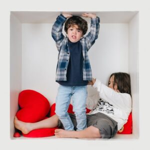 Julián Zucchi Instagram - 🌟 Capturando momentos, conectando generaciones 🌟 
Este año nos regaló momentos inolvidables y de enseñanza. Quisimos plasmar en una sesión de fotos la unión de nuestra familia. Gracias a @vanessapodestaphoto por capturar nuestra esencia de una manera tan profesional y cálida.

Estas fotos reúnen a tres generaciones: mis hijos Tomás y Maro, yo, y mi mamá @mlaurazucchi , aprovechando uno de sus viajes para estar juntos. No somos de sacarnos muchas fotos, pero el talento de Vanessa nos convenció.

Vivir lejos es un desafío, y cada reunión es valiosa. Estoy profundamente agradecido por la posibilidad de viajar y mantenernos conectados. En poco tiempo los niños crecen mucho y cada momento juntos cuenta doble. Estas imágenes, que van a decorar tanto la casa de mi mamá como la mía, son prueba de esos lazos que el tiempo y la distancia no pueden romper.

Vanessa tiene un don especial para retratar familias y niños, y eso se nota en cada foto. Gracias por hacer eterno lo que el tiempo quiere llevarse. 💖 

(Cada uno de nosotros tenemos uno de esos corazones que se ven en las fotos para cuando estamos lejos y nos extrañamos poder abrazarlos ❤️)

#Familia #RecuerdosInolvidables