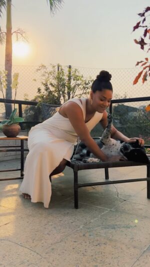 Juliana Alves Instagram - Alinhamento de chakras com pets 😅
Eu amo esse momento carinho com o Jaya.
🐶💜
BOM FIM DE SEMANA!!!