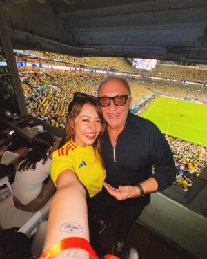 Juliana Velásquez Instagram - COLOMBITAAAAAA 🇨🇴🕯️❤️‍🔥🏟️🩵 
Aquí estamos por ti!!!!!!! 

#SeleccionColombia #CopaAmerica 

Gracias Emilio por este sueño.