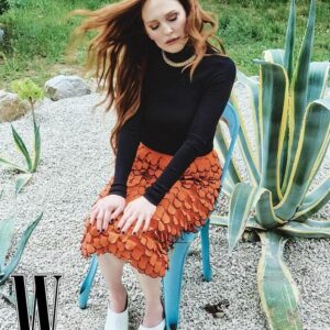 Julianne Moore Instagram - More from @wkorea cause I loved  it so much 
Photographer @pakbae
Hair @halleybrisker
Make-up @kaymontano
Nails @lucytucketnails

@wkorea @kering_official #BottegaVeneta @matthieu_blazy #womeninmotion