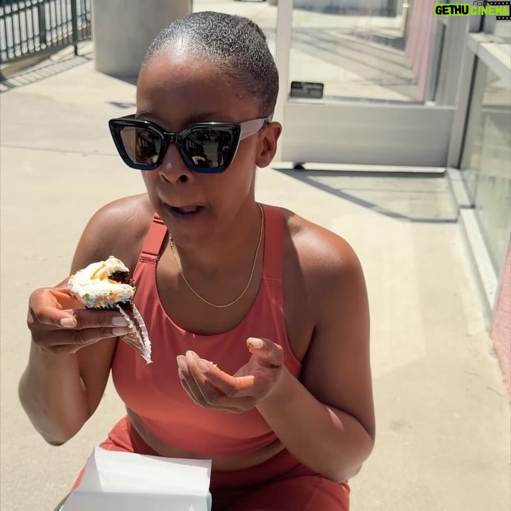 Julie Adenuga - 7.6K Likes - 🎉 Happy > I’m an @on Global Partner < Day to me 🎉
From running to pilates to HIIT to strength & back to running again - catch me training in the best clothes & shoes from now on.
All those upright rows & deadlifts were not in vain - feels good to be strong & look 🥰😍
Looking forward to some fun events, meeting the team and becoming a cardio queen. 🏃♀️
#on #dreamon #ad