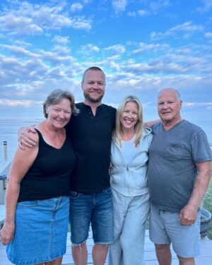 Julie Bélanger Instagram - La Côte-Nord.
La famille.
Les vacances.
Tout ça m’a fait un bien fou.
Merci ❤️🦞💫