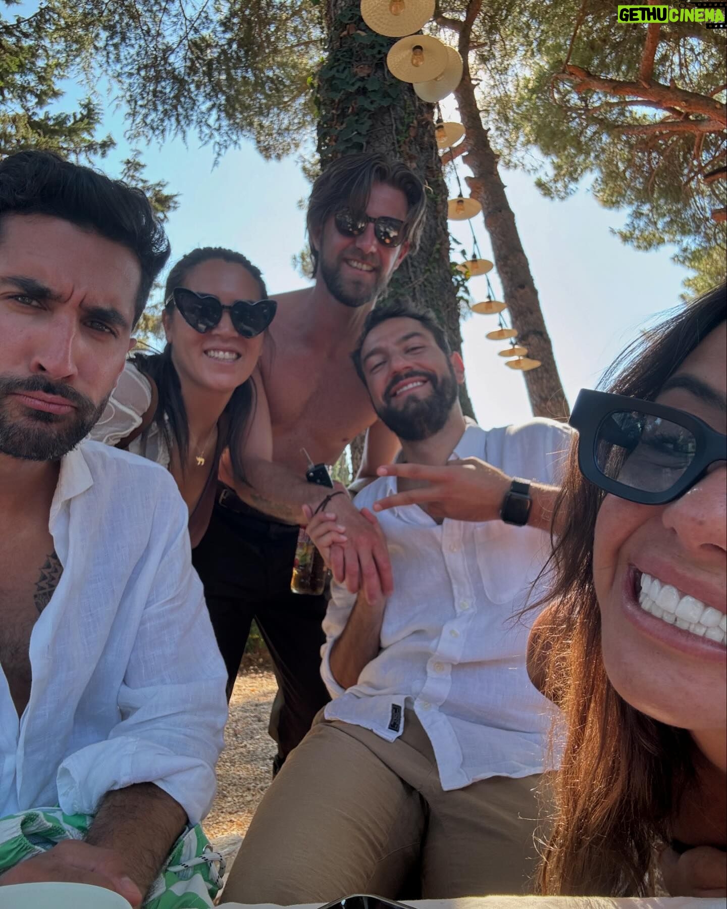 Julie Bertin - 6.9K Likes - Summer dump 🌸 (full love) -
1). Quand je suis heureuse, je fais la moue 🫢
2). Les réunions Tupperware du mardi au @muchacha_montpellier avec les copines c’est 1x par mois 👀
3). Les after c’est au photomaton que ça se passe ..
4). After mariage entre lumière
5). Je ne sais toujours pas si c’est Celia qu’on a mariée ou son père Saïd 😂
6). On a Marié notre amie @celyiahmaelle 🤍