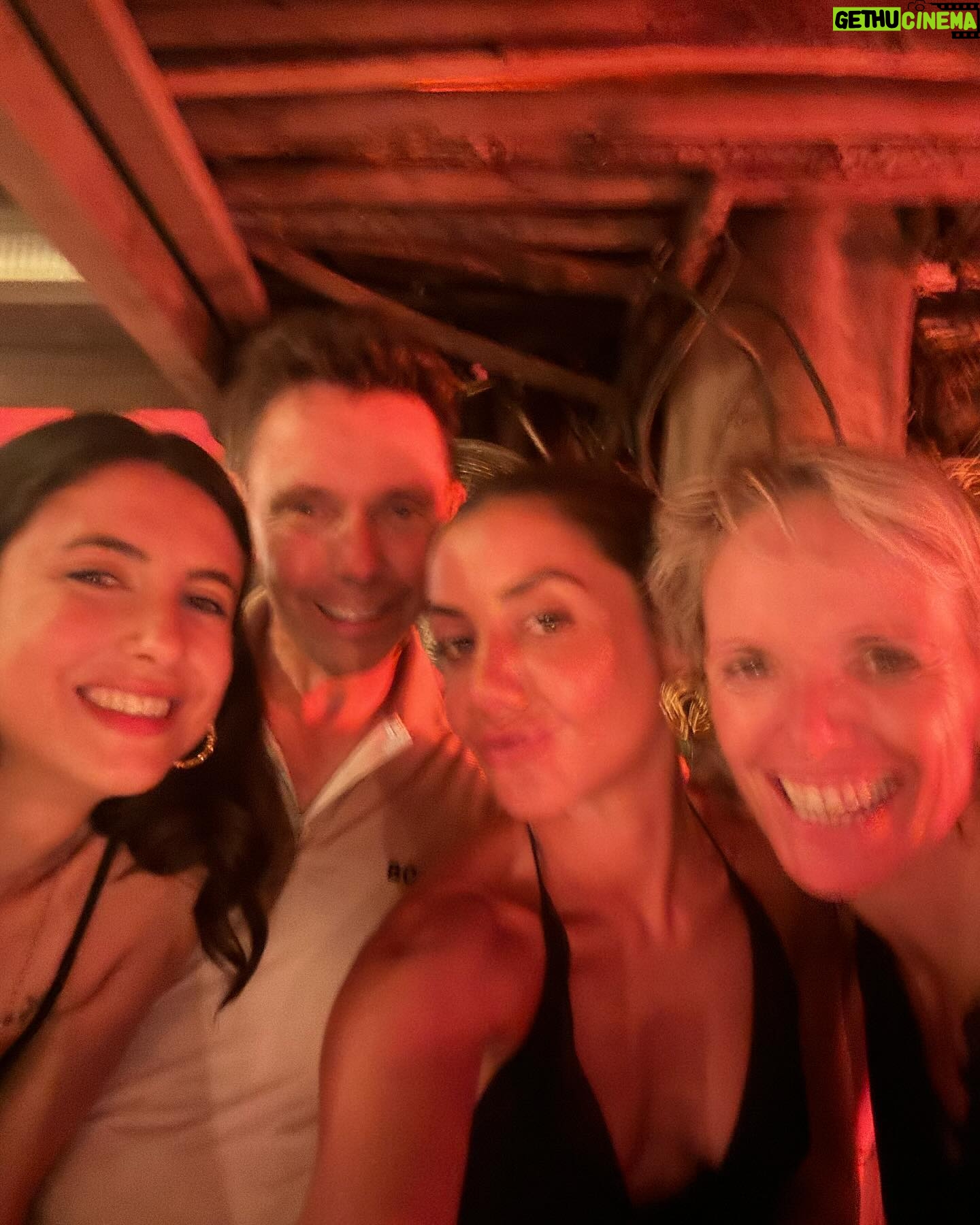 Julie Bertin - 6.9K Likes - Un po' di tequila e tutto passa 💃🏽